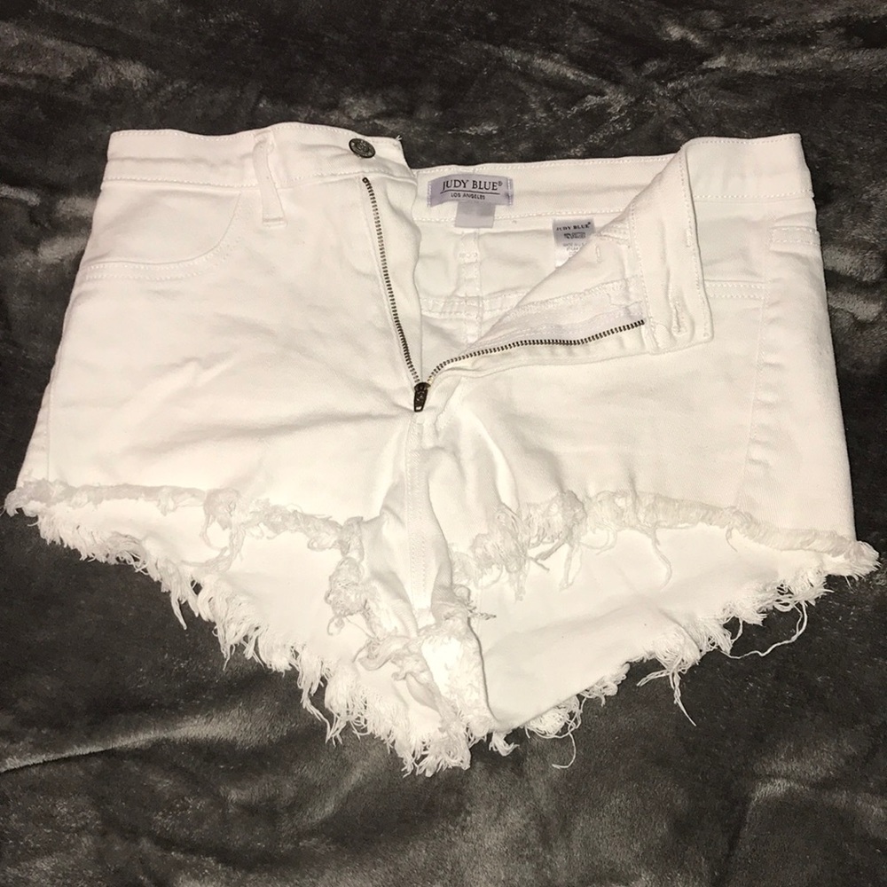 Sexy 🔥🔥 frilly hem daisy duke style white shorts